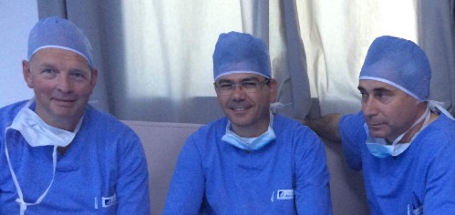 2014: Im tunesischen Sfax tauscht Dr. Weyand mit Dr. Ouali, Chirurg und Proktologe am Errachid-Hospital und Prof. Aubert, Gastroenterologe am Hospital St.Josephe in Paris, Erfahrungen auf dem Gebiet der Laserchirurgie bei proktologischen Erkrankungen aus. Dr. Ouali setzt in der Errachid-Klinik die Lasertechnik neben der Hämorrhoidaltherapie auch bei Sinus pilonidalis und der Analfissur ein. Man lernt nie aus!